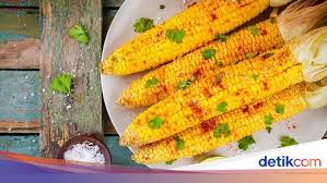 Cek cara membuat jagung rebus. Viral Cara Makan Jagung Super Praktis Pakai Tusuk Sate