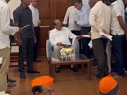 मराठा समाजाच्या मागण्यांसाठी आंदोलन तीव्रमंत्री विखे पाटील यांच्या निवासस्थानी आंदोलकांचा ठिय्या