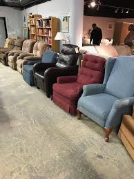 Lots Of Furniture Chairs Loveseats Sofas Tables And More At Value Thrift Shop Delaware County Pa Decoracao De Casa Decoracao Casas