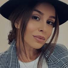 Naomi Cox's Instagram, Twitter & Facebook