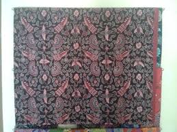 Kain Batik Motif Merak Merah Rp 125 000 Batik Dibuat Dengan Proses Cap Dengan Bahan Kain Katun Prima Yang Dingin Saat Dipakai Dan Warna A Kain Warna Merah