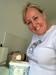 Cleaning dirty bed pillows to leave them white and smelling sweet