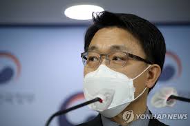 임윤선 비대위원은 6월 3일 여의도 새누리당사에서 열린 비대위 첫 회의에서 새누리당은 어디에도 쓸모없는 남자라고 거침없는 쓴소리를 가했다. Qi6rbpnegrkxfm