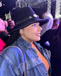 Luisa Correia (@m.luisaac) • Threads, Say more