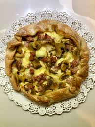 I paccheri vengono farciti con un sughetto a base salsiccia, funghi porcini e stracchino, disposti in verticale in una pirofila e poi gratinati in forno. Pizza Rustica Con Funghi Salsiccia E Formaggio La Giuggiola Gluten Free