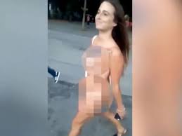 Revuelo en Italia por una joven que caminó desnuda por la calle para  realizar 
