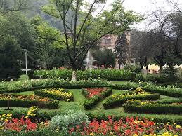 Locatia este recunoscuta pentru tratamentele cu ape termale si sulfuroase, fiind frecventata de bolnavi de reumatism, boli respiratorii, boli dermatologice etc. Agrement In Herculane Www Floaredecoltherculane Ro