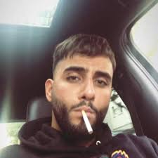 Samra hat sein bart rasiert und sieht aus wie ein anderer menschhat spaß im lambo mit einer freundin. Findet Ihr Bei Jungs Locken Schon Haare