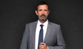 «οι ανατροπές είναι πολλές, τα επεισόδια πολλά. Lewnidas Kakoyrhs 8ymaste Ton Doyka Apo Tis Agries Melisses Sth Lampsh