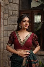 Unique front neckline Blouse designs- साड़ी के लिए चुनें ये 4 यूनिक फ्रंट नेकलाइन ब्लाउज डिजाइन। 