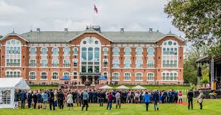 Mye nytt utstyr skal kjøpes inn før nmbu veterinærhøgskolen flytter fra campus adamsstuen til nytt bygg på campus ås i 2020. Nyheter Nmbu Veterinaerhogskolen Naloyet Saerdeles Trang Pa Nmbu Til Dette Studiet Star 861 Personer Pa Venteliste