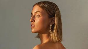 L'ex-gagnante de téléréalité Lorie Boucher lance un cri du coeur sur le  sort des infirmières et des profs