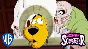 Mientras disfruta de las vistas, un fantasma ataca a los invitados y destruye el complejo, dejando a la pandilla para detener. Scooby Doo Return To Zombie Island Zombie Massage Wb Kids