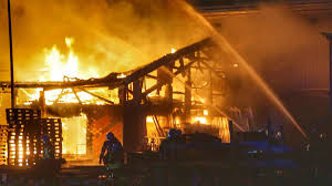 Das weinfaß, das frau weber leerte, verheerte ihre leberwerte. Feuerwehreinsatz In Dornhan Gebaude Einer Holzbaufirma Brennt Lichterloh Sulz Umgebung Schwarzwalder Bote