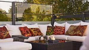 Garten Und Balkon Windschutz Aus Verschiedenen Materialien Einrichten Windschutz Balkon Windschutz Und Goldene Kissen