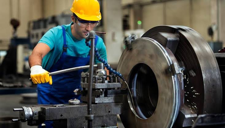 Alertan que la industria pierde nueve empleos por hora en la era Milei y que se agrava la informalidad - Huella del Sur