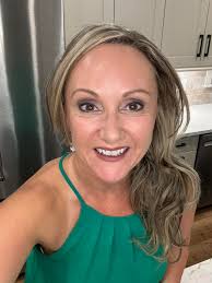 What do ladies under 40 without degrees do for a living?