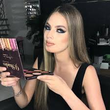 A arte de fazer com que mulheres se olhem no espelho e apaixonam-se  novamente 🤍