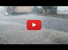 Poco dopo le 18 un temporale improvviso ha scaricato sulla zona chicchi di grandine grossi come arance. Meteo Cronaca Diretta Video Verona Assediata Dalla Grandine Ilmeteo It