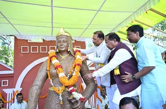 CMO Chhattisgarh | अदम्य साहस और स्वाभिमान की अमर प्रतीक वीरांगना रानी  दुर्गावती जी के बलिदान दिवस पर मुख्यमंत्री श्री विष्णु देव साय ने रायपुर ...