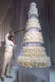 Gucci Mane And His Wife S Wedding Cake 796x1199 Http Ift Tt 2gmovbr Extravagant Wedding Huge Wedding Cakes Extravagant Wedding Cakes
