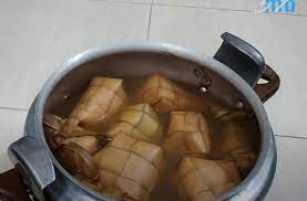 Cara dan lama waktu merebus telur yang benar. Cara Merebus Ketupat Biar Cepat Matang Dengan Panci Presto Mas Yundar
