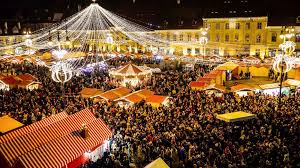In apropierea zonei in care este organizat targul de craciun pomii sunt toti plini de luminite asezate peste coamele desfrunzite de iarna. Targul De CrÄƒciun De La Sibiu Isi Deschide PorÅ£ile Vineri Seara Vezi Si Alte Targuri De