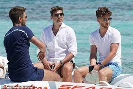 He is understood to be missing his wife and his other son, maurizio, who are in london. Mauricio Pochettino Soaks Up The Sunshine As The Tottenham Boss Takes Time Out With Family Daily Mail Online