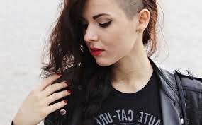 Pose de faux locks avec des cheveux naturels, en vente directement à l'espace. 1001 Versions Funky Et Originales De La Coupe Rasee Pour Femme