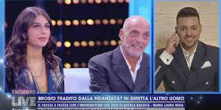 Da una parte paolo brosio e la sua fidanzata maria laura de vitis (giovanissima e bellissima), dall'altra diego granese, brillante imprenditore trentenne milanese,. Brosio Maria Laura E Diego Il Bacio A Live Non E La D Urso Video