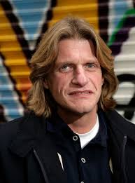 Therapeut keith bakker, die veroordeeld werd tot 5 jaar cel wegens seksueel misbruik, is in de gevangenis van lelystad mishandeld door medegedetineerden, schrijft het parool. Van Zedendelict Verdachte Keith Bakker Blijft Voorlopig Vastzitten Het Parool