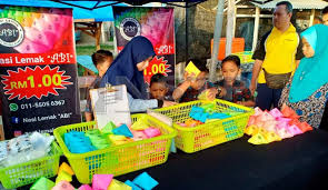 Tapi, belum tentu kita bisa padahal, saat berpergian biasanya kita sering menggunakan kertas nasi sebagai pengganti wadah untuk membungkus makanan supaya praktis. Tarikan Nasi Lemak Murah Warna Warni