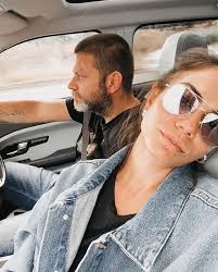 Anne ile babası o küçük yaşlardayken evliliklerini bitirmiş bu nedenle yaşamını annesi ve ablası ile birlikte sürdürmüştür. Demet Ozdemir Fan Club A Twitter Demet Ozdemir Ve Abisi Volkan Ozdemir Dmtzdmr Demetozdemir