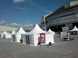 Bahçelerde yazın oturmak için yapılan kafes biçiminde kubbeli, üstü yeşilliklerle sarılan süslü çardak. Cadir Kiralama Akgul Organizasyon