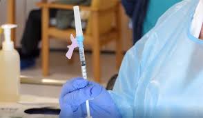 El calendario nacional de vacunación se puede cumplir, de forma gratuita, en vacunatorios, centros de salud de cercanía y hospitales públicos de todo el país. Vacuna Contra La Covid 19 Cual Es El Calendario De Vacunacion Que Personas Tienen Prioridad Clinica El Carmen