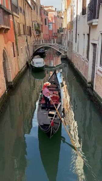 Lu tau nggak, ada kota di Eropa yang banjirnya udah kayak tradisi tahunan?  Namanya Venesia. Setiap 'Acqua Alta', jalanan berubah jadi sungai, Piazza  San Marco jadi kolam, turis panik—warga lokal malah ngopi