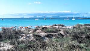 foɾmenˈteɾa) is the smallest and more southerly island of the pityusic islands group (comprising ibiza and formentera, as well as various small islets), which belongs to the balearic islands autonomous community ().it covers an area of 83.22 square kilometres (32.13 sq mi) (including offshore islets) and had a population of. Formentera 11 Tipps Fur Die Kleine Balearen Insel Im Mittelmeer Reisevergnugen