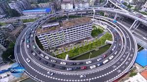 China baut autobahn rund um haus. Verrucktes Japan Durch Dieses Hochhaus Fuhrt Eine Autobahn Galileo
