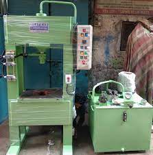 Aan de voorzijde van de belichtingsmeter bevindt zich een smal lichtontvangervenster, bedekt met wit matglas. Satkar Hydraulic Industry Photos Facebook