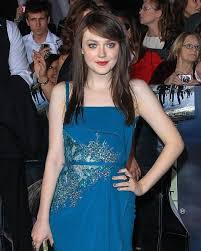 Dakota fanning is a young actress who is best known for her work in the 'twilight' films, 'coraline' and 'war of the worlds.' she's won a screen actor's guild award. Dakota Fanning Debuts Vampy Dark Brown Hair On The Twilight Red Carpet Fashion Magazine