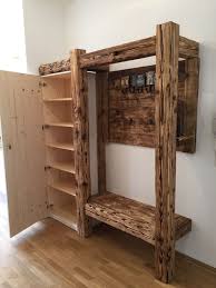 Wir zeigen dir in schritt für schritt anleitungen welche schrauben, welches öl, schleifpapier, schrauben, rollen, lack, lasuren, farbe und werkzeuge für den bau von möbeln aus europaletten. Armario De Madera Vieja Poppy S Holz Old Aus Garderobe Holz Holzregal Guardarropa De Madera Viej Wood Wardrobe Wood Pallet Furniture Pallet Furniture