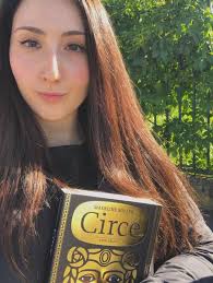 Circe è uno dei libri più sorprendenti dell'ultimo periodo. Il paragone più  ovvio è alla Medea della Wolf, anche la Miller infatti ha l'ambizioso  progetto di modernizzare e rendere più umano e