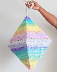 Pinata Basteln Geometrische Figur Aus Karton Pappe Buntes Papier Servietten Seil In 2020 Pinata Basteln Pinata Selber Machen Piniata Basteln