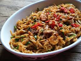 Satu lagi benda wajib ada kalau goreng kuey teow, kucai dan taugeh, yang tu kalau takde nampak macam kurang, macam char kuey teow oku ajer kan. Kuey Teow Goreng Azie Kitchen