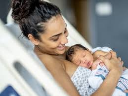 Montse Sánchez, escritora: “A las mujeres nos arrebatan la admiración de  nuestros cuerpos durante y después del embarazo y del parto”