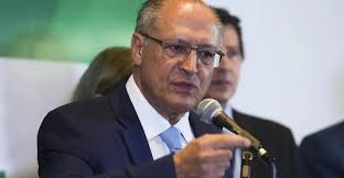 Alckmin critica tarifas de Trump, mas defende tom diplomático