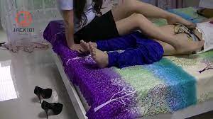 Cuando madre e hijo tienen sexo, la madre juega con la polla del hijo de la  cama al sofá ver en línea