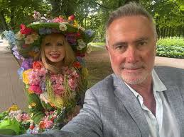 Moi drodzy, Przeczołgały mnie te dni ostatnie. I budziłem się co rano z  westchnieniem poety: „a wiosną niechaj wiosnę, nie Polskę zobaczę”.  Niedoczekanie. Aż tu pewnego popołudnia… Wiosna w cud postaci dziewczęcej