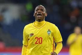 Der ehemalige nationalspieler südafrikas und mittelfeldstar der kaizer chiefs, john shoes moshoeu, ist am dienstagnachmittag. Not Good Kaizer Chiefs Coach On Khama Billiat Injury Pindula News