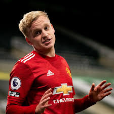 Van de beek was given a rare opportunity to impress in the absence of fernandes and he looked lively before being replaced by the portuguese. Manchester United Treatment Of Donny Van De Beek Baffles Ajax Legend Manchester Evening News